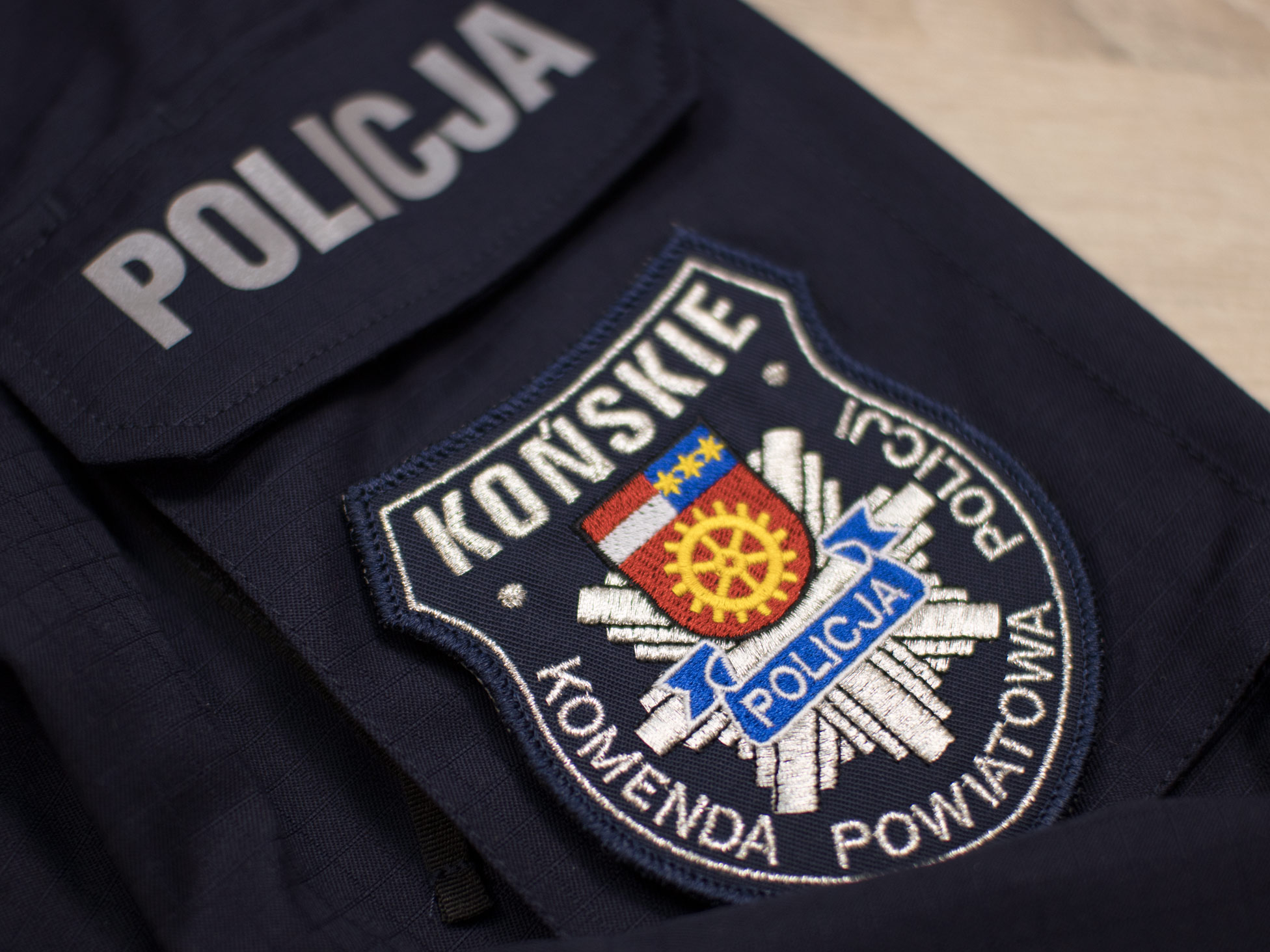 policja-tarcze-dystynkcje-imienniki-pagony-pochewki-patki